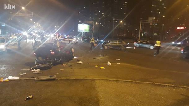 Sarajevo: Teška saobraćajna nesreća na Čengić Vili, automobil završio na krovu (FOTO)