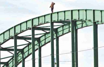 JEZIVE SCENE U BEOGRADU: Uživo snimili muškarca kako s mosta skače u smrt! FOTO
