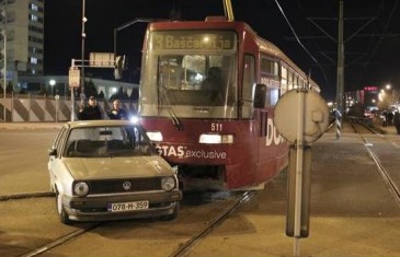 Sarajevo: Sudar tramvaja i Golfa na raskrsnici u Nedžarićima