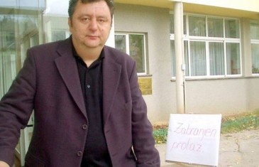 Direktor Osnovne škole Isak Samokovlija snimljen dok je uzimao novac