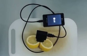 Napunite mobilni pomoću limuna