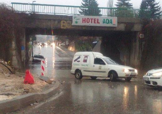 Sarajevo: Potpuno obustavljen saobraćaj ispod podvožnjaka u Buća Potoku