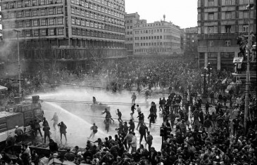 DAN KOJI JE MOGAO SVE PROMIJENITI: Devetog marta 1991. na ulice Beograda izašlo je 100.000 ljudi, Milošević je na njih poslao tenkove i 10.000 policajaca