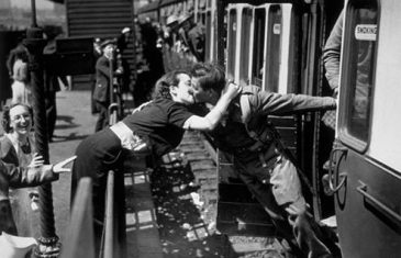 Ljubav u doba rata: Fotografije koje će vas podsjetiti da je život kratak (FOTO)