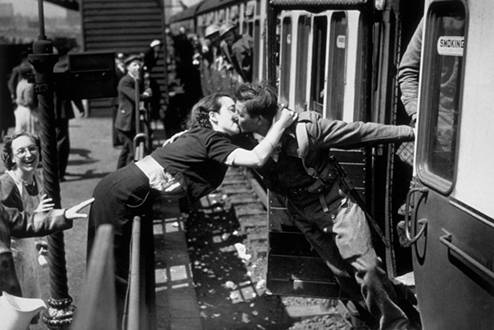 Ljubav u doba rata: Fotografije koje će vas podsjetiti da je život kratak (FOTO)