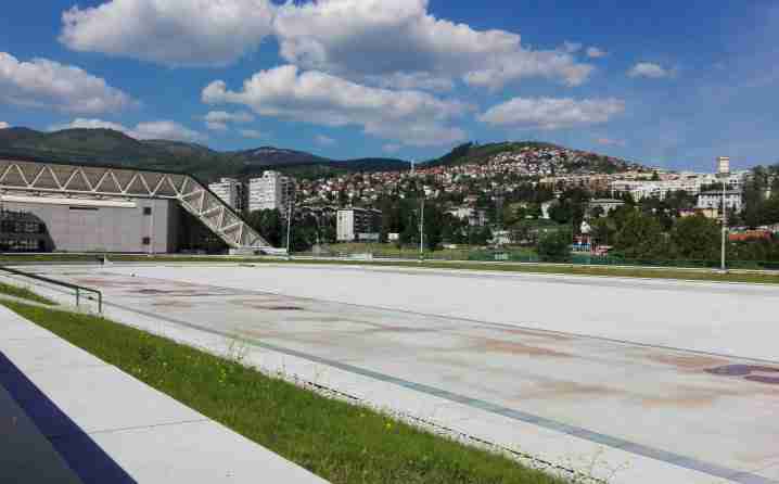 SAMO KOD NAS: U Sarajevu ispod obnovljene piste tepsijama skupljaju vodu!