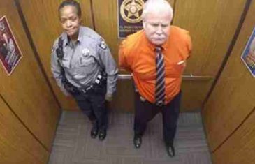 (VIDEO) Policajka je ušla u lift i stala pokraj starijeg čovjeka. Ono što je skrivena kamera snimila unutra…