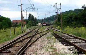 Nesreća u Semizovcu kod Sarajeva: Voz pregazio ženu koja je pokušala da spasi dvoje maloljetne djece