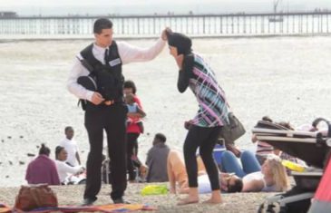 Policajac “pokušao” silom skinuti ženi maramu sa glave: Pogledajte kako su drugi reagovali