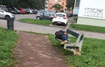 Potresno: Dječak spava na klupi ispred škole dok kiša pada…