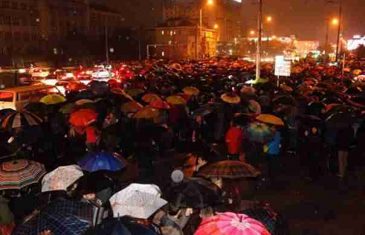 Blokirana glavna saobraćajnica: Stotine građana na protestu zbog pogibije Selme Agić i Edite Malkoč
