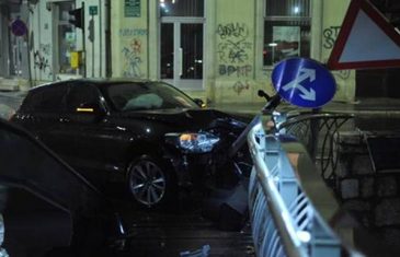 Nesreća u centru Sarajeva: BMW-om udario u saobraćajni znak
