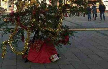 NEZAPAMĆENE SCENE U TUZLI: Odmah nakon što je postavljeno, uklonjeno Novogodišnje drvo… Evo zašto!