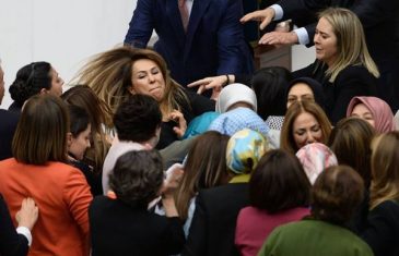 LETELO PERJE Pobile se žene u turskom parlamentu