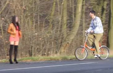 Koji kralj: Došao na biciklu da pokupi djevojku, prvo ga je odbila, a onda…(VIDEO)