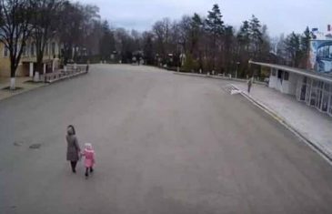 Majka i dijete hodali ulicom, kada se dogodilo nešto zastrašujuće!(VIDEO)