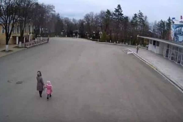 Majka i dijete hodali ulicom, kada se dogodilo nešto zastrašujuće!(VIDEO)
