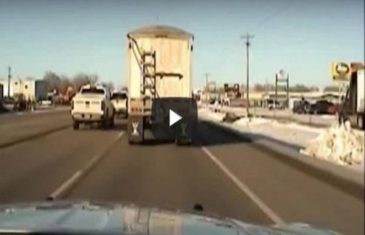 Policajac htio da zaustavi kamiondžiju, a onda uradio nešto što se viđa samo u filmovima!(VIDEO)