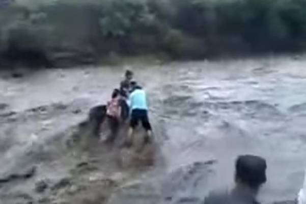 NAJJEZIVIJA SMRT IKADA: Rijeka je ODJEDNOM nabujala, a cijela porodica survala se niz VODOPAD! (VIDEO)