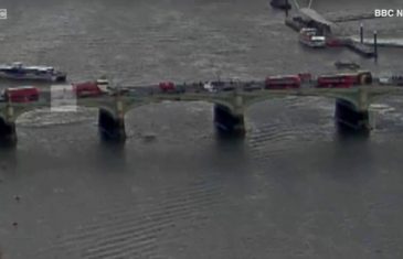 Šokantan video: Napadač jurio po mostu, žena skočila u rijeku.. (VIDEO)
