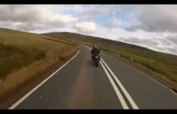 (VIDEO) Motociklist je prebrzo ušao u krivinu i izbjegao direktan sudar sa automobilom. Ono što je uslijedilo NIKADA NEĆE ZABORAVITI!