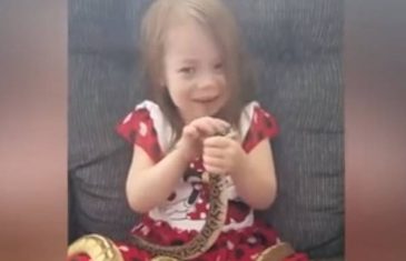 (VIDEO) GMIZAVI LJUBIMCI: Zaledićete se kada viditi čime se igra ova malena devojčica