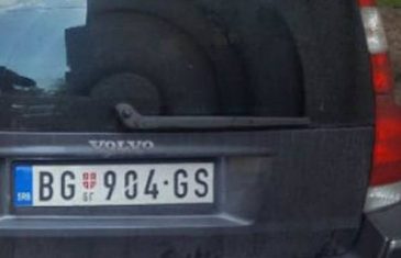 Pogledajte ŠTA SE DESILO s automobilom beogradskih registarskih oznaka u centru Sarajeva (FOTO)