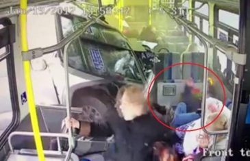 Nevjerovatan momenat kada je džip u punoj brzini bukvalno uletio u autobus i…  (VIDEO)