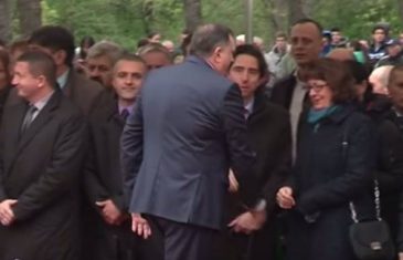 Video / Pogledajte trenutak kad je Dodik odbio da se rukuje s ambasadoricom Cormack