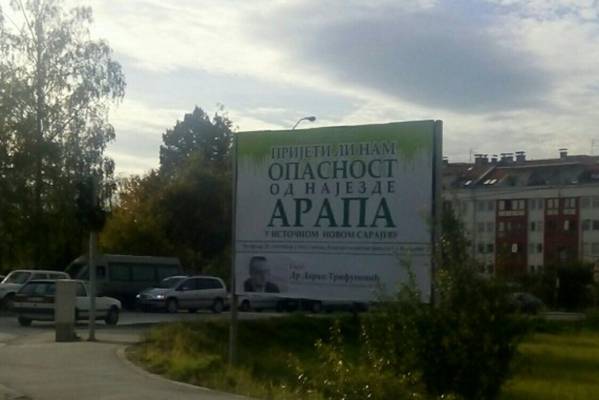Plakat protiv Arapa u Istočnom Sarajevu zgrozio javnost, ombudsmeni pozivaju na veći stepen tolerancije