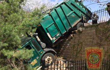 Kamion za odvoz smeća pao sa velikog zida