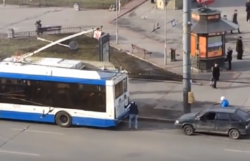 Koje su ovo legende: Pokvario im se automobil pa ga zakačili za trolejbus , a onda se (VIDEO)