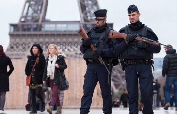 Pariz na nogama: Evakuirano dvorište Louvrea, pronađena sumnjiva torba