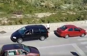 VIDEO Svi se smiju vozačima iz Solina zbog toga kako su šlepali auto: “Ja ovo ne bih ni pijan”