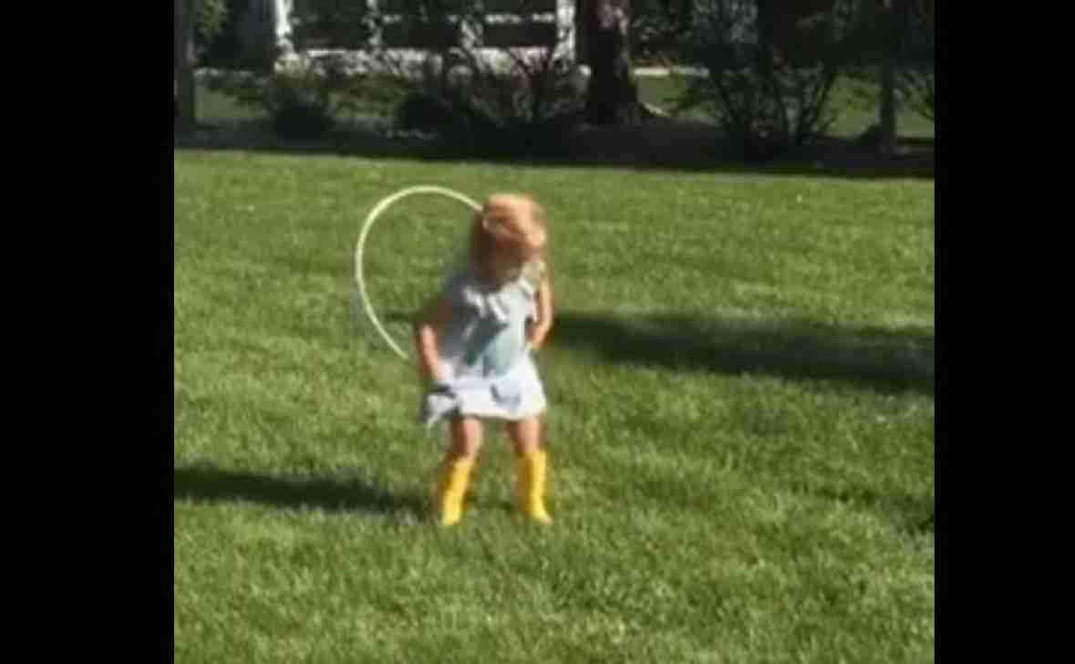 Preslatko: Kad djevojčica pokuša zavrtjeti hula-hop