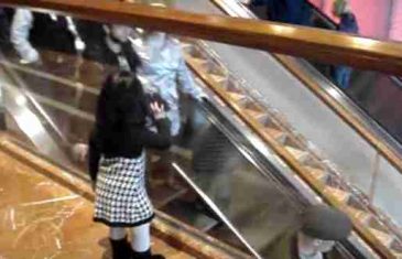 Djevojčica nije znala da je snimaju: Pogledajte šta je radila u trgovačkom centru! (VIDEO)
