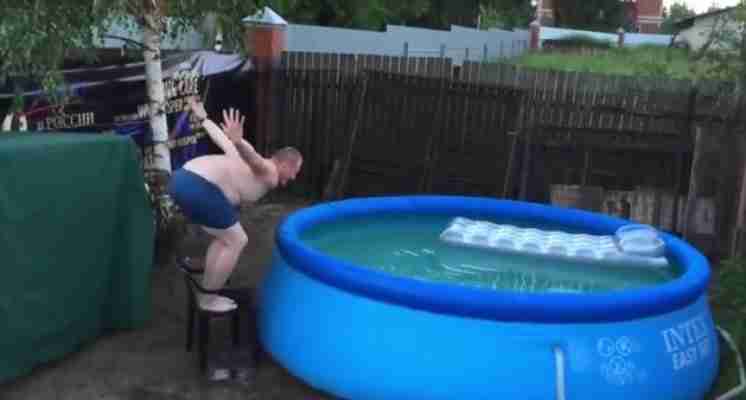 Najgori skok u bazen ikada ! (VIDEO)