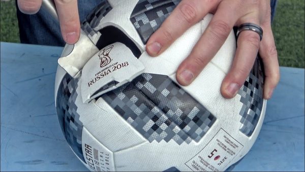 Isjekao je fudbalsku loptu kojom se igra na Mundijalu u Rusiji, a ono što se nalazi u njoj će i vas iznenaditi (VIDEO)