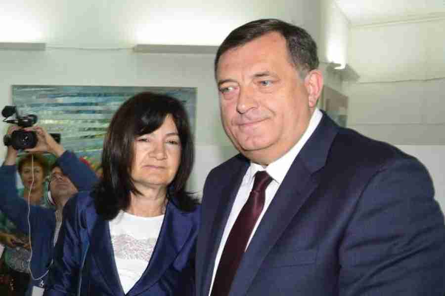 MILE, GDJE TI JE SNJEŽA: Svi su došli u pratnji supruga, osim Dodika, njega je pratila…