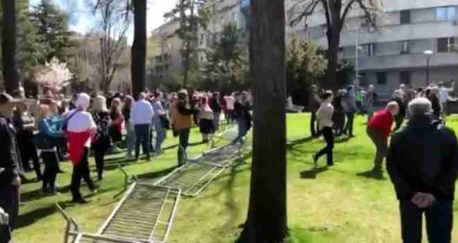 Šta se dešava ispred Predsjedništva Srbije dok se Vučić obraća naciji? Demonstranti srušili ogradu…
