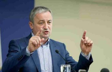 RAT NA DRUŠTVENIM MREŽAMA: Borenovićev komentar o Dodiku i Bakiru izazvao žestoke reakcije, u obračun se uključio i SNSD-ov zastupnik…