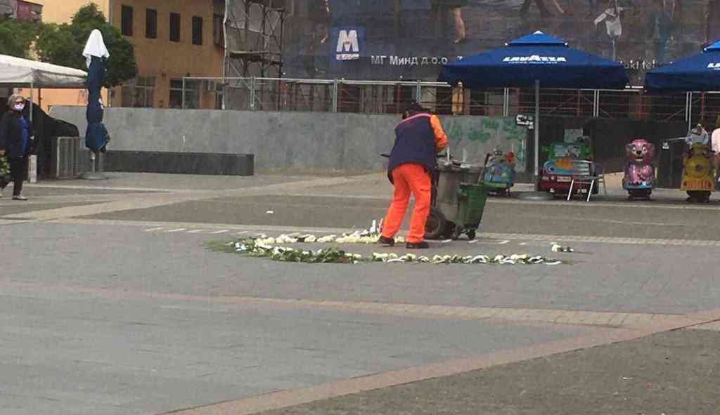 Sramota u Prijedoru: Samo sat nakon što su na trgu ostavljene ruže sa imenima ubijene djece, komunalci ih uklonili