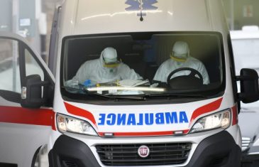 OVO JE VUČIĆEVA SRBIJA: Ženu od 80 godina medicinari ostavili šest sati da leži ispred Covid bolnice