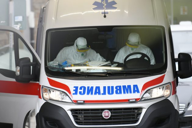 OVO JE VUČIĆEVA SRBIJA: Ženu od 80 godina medicinari ostavili šest sati da leži ispred Covid bolnice