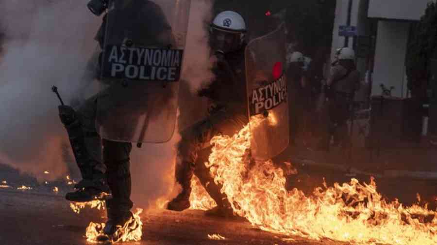 PROKLJUČALO I U GRČKOJ: Hiljade ljudi izašle na ulice, policija gađana dimnim bombama