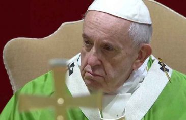 PAPA FRANJO UDARIO ŠAKOM O STOL: Ključni vatikanski kardinal iznenada podnio…