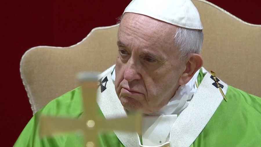 PAPA FRANJO UDARIO ŠAKOM O STOL: Ključni vatikanski kardinal iznenada podnio…