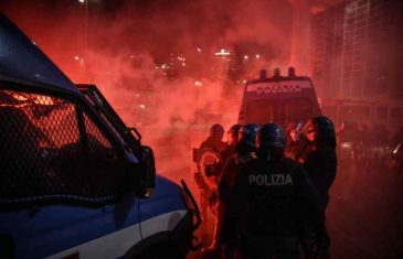 HAOS NA ULICAMA, IMA POVRIJEĐENIH: Dramatični prizori nereda u Italiji zbog novih mjera, suzavac i razbijeni izlozi…