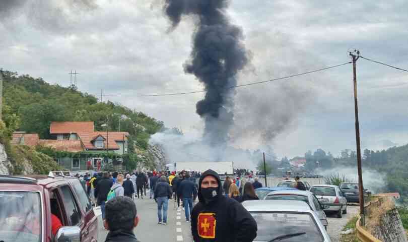 Dramatično stanje u Crnoj Gori. Policija bacila suzavac na građane. Četvero građana povrijeđeno