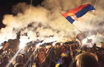 HAOS U SUSJEDSTVU, CRNA GORA PARALIZOVANA: Prosrpski DF prijeti blokadom Skupštine, pjevaju se srpske nacionalističke pjesme i uzvikuju pokliči Rusiji i Putinu
